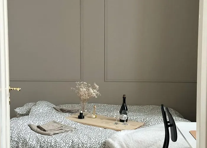 In A Luxury Real Estate In Appartement